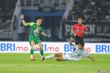 Pesepak bola Persebaya Surabaya Francisco Rivera (kiri) berebut bola dengan pesepak bola PSBS Biak Arjuna Agung (kanan) pada pertandingan BRI Liga 1 di Stadion Gelora Bung Tomo, Surabaya, Jawa Timur, Sabtu (15/2/2025). Persebaya Surabaya mengalahkan PSBS Biak dengan skor 1-0. ANTARA Jatim/Rizal Hanafi/mas.