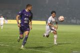 Pesepak bola Persik Kediri Majed Osman Sobhi (kiri) berebut bola dengan pesepak bola Persis Solo Zanadin Fariz (kanan) pada pertandingan Liga 1 di Stadion Brawijaya, Kota kediri, Jawa Timur, Jumat (14/2/2025). Pertandingan tersebut berakhir imbang dengan skor 0-0. ANTARA Jatim/Prasetia Fauzani/mas.