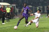Pesepak bola Persik Kediri Ousmane Fane (kiri) berebut bola dengan pesepak bola Persis Solo Zanadin Fariz (kanan) pada pertandingan Liga 1 di Stadion Brawijaya, Kota kediri, Jawa Timur, Jumat (14/2/2025). Pertandingan tersebut berakhir imbang dengan skor 0-0. ANTARA Jatim/Prasetia Fauzani/mas.