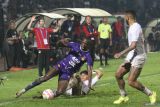 Pesepak bola Persik Kediri Ousmane Fane (atas) berebut bola dengan pesepak bola Persis Solo Zanadin Fariz (bawah) pada pertandingan Liga 1 di Stadion Brawijaya, Kota kediri, Jawa Timur, Jumat (14/2/2025). Pertandingan tersebut berakhir imbang dengan skor 0-0. ANTARA Jatim/Prasetia Fauzani/mas.