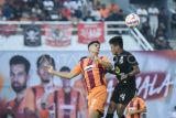 Pesepak bola Borneo FC Samarinda Matheus Antonio De Sousa Santos (kiri) berebut bola dengan pesepak bola PS Barito Putera Aditiya Daffa Al Haqi (kanan) dalam pertandingan Liga 1 di Stadion Segiri Samarinda, Kalimantan Timur, Minggu (16/2/2025). Borneo FC Samarinda mengalahkan PS Barito Putera dengan skor akhir 2-1. Antara Kaltim/M Risyal Hidayat