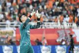 Penjaga gawang Borneo FC Samarinda Nadeo Argawinata berselebrasi usai rekannya mencetak gol ke gawang PS Barito Putera dalam pertandingan Liga 1 di Stadion Segiri Samarinda, Kalimantan Timur, Minggu (16/2/2025). Borneo FC Samarinda mengalahkan PS Barito Putera dengan skor akhir 2-1. Antara Kaltim/M Risyal Hidayat