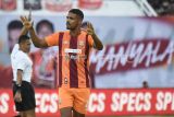 Pesepak bola Borneo FC Samarinda Ronaldo Rodrigues De Souza (kanan) menenangkan rekannya saat melawan PS Barito Putera dalam pertandingan Liga 1 di Stadion Segiri Samarinda, Kalimantan Timur, Minggu (16/2/2025). Borneo FC Samarinda mengalahkan PS Barito Putera dengan skor akhir 2-1. Antara Kaltim/M Risyal Hidayat