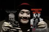 Seniman pantomim Dede Dablo menunjukkan buku berjudul Teks-Teks Monolog Rachman Sabur di Kampus Institut Seni Budaya Indonesia (ISBI) Bandung, Jawa Barat, Sabtu (15/2/2025). Rachman Sabur meluncurkan buku berisi 10 naskah monolog teater tentang kondisi sosial, harapan hingga kritik yang dibuat sejak tahun 1986 sampai 2024 dengan salah satu naskah berjudul Wawancara dengan Mulyono. ANTARA FOTO/Novrian Arbi/agr