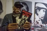 Seniman dan sutradara kelompok Teater Payung Hitam Rachman Sabur menunjukkan karya buku miliknya berjudul Teks-Teks Monolog Rachman Sabur di Kampus Institut Seni Budaya Indonesia (ISBI) Bandung, Jawa Barat, Sabtu (15/2/2025). Rachman Sabur meluncurkan buku berisi 10 naskah monolog teater tentang kondisi sosial, harapan hingga kritik yang dibuat sejak tahun 1986 sampai 2024 dengan salah satu naskah berjudul Wawancara dengan Mulyono. ANTARA FOTO/Novrian Arbi/agr