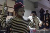 Seniman pantomim Dede Dablo (kiri) dan seniman teater Toni Brur (kanan) menampilkan aksi teater bereskpresi usai pembatalan teater bertajuk Wawancara dengan Mulyono di Kampus Institut Seni Budaya Indonesia (ISBI) Bandung, Jawa Barat, Sabtu (15/2/2025). Pementasan teater yang menceritakan tentang seorang jurnalis amatir yang melakukan wawancara kepada tokoh bernama Mulyono tersebut batal terlaksana akibat penggembokan ruangan studio teater yang diduga dari pihak Kampus ISBI Bandung. ANTARA FOTO/Novrian Arbi/agr