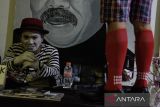 Seniman pantomim Dede Dablo menampilkan aksi teater bereskpresi usai pembatalan teater bertajuk Wawancara dengan Mulyono di Kampus Institut Seni Budaya Indonesia (ISBI) Bandung, Jawa Barat, Sabtu (15/2/2025). Pementasan teater yang menceritakan tentang seorang jurnalis amatir yang melakukan wawancara kepada tokoh bernama Mulyono tersebut batal terlaksana akibat penggembokan ruangan studio teater yang diduga dari pihak Kampus ISBI Bandung. ANTARA FOTO/Novrian Arbi/agr