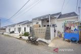 Warga membuka warung sederhana di depan rumahnya di Indramayu, Jawa Barat, Sabtu (15/2/2025). PT Bank Tabungan Negara Tbk telah menyalurkan KPR untuk masyarakat berpendapatan rendah (MBR) dengan skema fasilitas likuiditas pembiayaan perumahan (FLPP) atau KPR subsidi kepada pekerja sektor informal sebesar 10 persen dari total penyaluran KPR FLPP emiten berkode BBTN. ANTARA FOTO/Dedhez Anggara/agr
