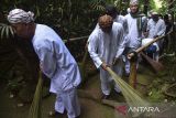 Tokoh adat dan masyarakat membersihkan makam KH Eyang Penghulu Gusti saat tradisi adat Nyepuh di Desa Ciomas, Kecamatan Panjalu, Kabupaten Ciamis, Jawa Barat, Minggu (16/2/2025). Tradisi budaya Nyepuh yang merupakan upacara adat warga Desa Ciomas secara turun temurun tersebut untuk mensucikan diri lahir dan batin sebelum melaksanakan ibadah puasa di bulan suci Ramadan, diantaranya bersih-bersih makam, ziarah kubur, tawasul, menanam pohon dan makan nasi tumpeng bersama. ANTARA FOTO/Adeng Bustomi/agr