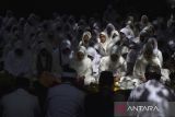 Tokoh adat dan masyarakat berdoa di makam KH Eyang Penghulu Gusti saat tradisi adat Nyepuh di Desa Ciomas, Kecamatan Panjalu, Kabupaten Ciamis, Jawa Barat, Minggu (16/2/2025). Tradisi budaya Nyepuh yang merupakan upacara adat warga Desa Ciomas secara turun temurun tersebut untuk mensucikan diri lahir dan batin sebelum melaksanakan ibadah puasa di bulan suci Ramadan, diantaranya bersih-bersih makam, ziarah kubur, tawasul, menanam pohon dan makan nasi tumpeng bersama. ANTARA FOTO/Adeng Bustomi/agr
