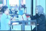 Petugas dari Dinas Perpustakaan dan Kearsipan (Dispersip) Tanah Bumbu, Provinsi Kalimanta Selatan, Ima Ningsih (kanan) saat melaksanakan seleksi pemilihan duta baca pelajar kepada siswa SMA sederajad di kabupaten tersebut dan diikuti oleh 28 peserta dari beberapa sekolah. Ahad (16/2/2025).
