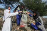 Sejumlah pelajar memungut sampah di Sukolilo Lor, Surabaya, Jawa Timur, Minggu (16/2/2025). Komunitas Tunas Hijau dan pelajar melakukan aksi bersih-bersih sampah di pantai yang dekat dengan Taman Hiburan Pantai (THP) Kenjeran agar kawasan wisata pesisir itu menjadi bersih. ANTARA Jatim/Didik Suhartono/mas.