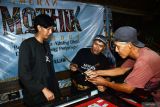 Peserta pameran memberikan penjelasan tentang senjata khas Ponorogo mothik kepada pengunjung saat digelar Pameran Mothik di Ponorogo, Jawa Timur, Minggu (16/2/2025). Pameran yang diikuti 15 pemilik mothik dengan menampilkan 35 bilah mothik tersebut dimaksudkan untuk memperkenalkan senjata khas Ponorogo pada masa lalu. Antara Jatim/Siswowidodo/um 