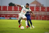 Pesepakbola PSS Sleman Gustavo Tocantins  berebuf bola dengan pesepakbola Arema FC Ahmad Farizi saat pertandingan Liga 1 BRI di Stadion Gelora Soepriadi Kota Blitar, Jawa Timur, Senin (17/2/2025). Arema FC menang melawan PSS Sleman dengan skor akhir 6-0. Antara Jatim/Irfan Anshori/um