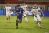 Pesepakbola Arema FC Akbar Tuharea (kiri) berebut bola dengan pesepakbola PSS Sleman Kevin Gomes (kanan) saat pertandingan Liga 1 BRI di Stadion Gelora Soepriadi Kota Blitar, Jawa Timur, Senin (17/2/2025). Arema FC menang melawan PSS Sleman dengan skor akhir 6-0. Antara Jatim/Irfan Anshori/um