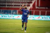 Pesepakbola Arema FC Dalberto Luan Belo berselebrasi usai mencetak gol ke gawang PSS Sleman saat pertandingan Liga 1 BRI di Stadion Gelora Soepriadi Kota Blitar, Jawa Timur, Senin (17/2/2025). Arema FC menang melawan PSS Sleman dengan skor akhir 6-0. Antara Jatim/Irfan Anshori/um