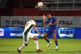 Pesepakbola Arema FC Dalberto Luan Belo (kanan) berebut bola dengan pesepakbola PSS Sleman Cleberson Martins (kiri) saat pertandingan Liga 1 BRI di Stadion Gelora Soepriadi Kota Blitar, Jawa Timur, Senin (17/2/2025). Arema FC menang melawan PSS Sleman dengan skor akhir 6-0. Antara Jatim/Irfan Anshori/um