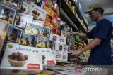 Pedagang menata buah  kurma kemasan di Pasar Kemis, Kabupaten Tangerang, Banten, Senin (17/2/2025). Badan Pusat Statistik mencatat volume impor kurma Indonesia sebesar 16,43 ribu ton dengan nilai 20,68 juta dolar AS atau sekitar Rp335 miliar pada bulan Januari 2025 atau dua bulan menjelang Ramadhan. ANTARA FOTO/Putra M. Akbar/gp