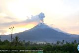 Gunung Lewotobi Laki-laki melontarkan abu setinggi 900 meter