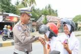 Polres Pasangkayu bagikan coklat kepada pengendara tertib berlalu lintas