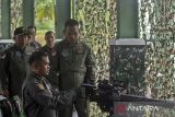 Kepala Staf Angkatan Darat (Kasad) Jenderal TNI Maruli Simanjuntak (kiri) mencoba senjata pesawat udara Doorgun Bell-412 saat kunjungan di Daerah Latihan Pusat Pendidikan Infanteri (Rahlat Pusdikif), Cipatat, Kabupaten Bandung Barat, Jawa Barat, Senin (17/2/2025). Dalam kunjungan kerjanya, Kasad meninjau kegiatan latihan penembakan senjata pesawat udara dan memberikan bantuan sosial berupa sembako kepada masyarakat sekitar serta. ANTARA FOTO/Abdan Syakura/agr