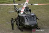 Kepala Staf Angkatan Darat (Kasad) Jenderal TNI Maruli Simanjuntak (kanan) turun dari helikopter Bell-412 usai mengikuti Latihan Penembakan Senjata Pesawat Udara (Latbakjatpesud) saat kunjungan di Daerah Latihan Pusat Pendidikan Infanteri (Rahlat Pusdikif), Cipatat, Kabupaten Bandung Barat, Jawa Barat, Senin (17/2/2025). Dalam kunjungan kerjanya, Kasad meninjau kegiatan latihan penembakan senjata pesawat udara dan memberikan bantuan sosial berupa sembako kepada masyarakat sekitar serta. ANTARA FOTO/Abdan Syakura/agr