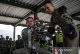 Kepala Staf Angkatan Darat (Kasad) Jenderal TNI Maruli Simanjuntak (kiri) mencoba senjata pesawat udara Door gun Bell-412 saat kunjungan di Daerah Latihan Pusat Pendidikan Infanteri (Rahlat Pusdikif), Cipatat, Kabupaten Bandung Barat, Jawa Barat, Senin (17/2/2025). Dalam kunjungan kerjanya, Kasad meninjau kegiatan latihan penembakan senjata pesawat udara dan memberikan bantuan sosial berupa sembako kepada masyarakat sekitar serta. ANTARA FOTO/Abdan Syakura/agr