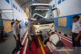Anggota Satlantas Polres Indramayu dan Dishub Indramayu melakukan uji kelaikan bus pada pelaksanaan Operasi Keselamatan Lodaya 2025 di Indramayu, Jawa Barat, Senin (17/2/2025). Pemeriksaan kelaikan kendaraan yang digelar Polres Indramayu bersama Dinas Perhubungan itu bertujuan untuk memberikan rasa aman dan nyaman bagi penumpang yang menggunakan armada bus. ANTARA FOTO/Dedhez Anggara/agr
