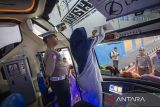 Anggota Satlantas Polres Indramayu dan Dishub Indramayu melakukan uji kelaikan bus yang merupakan bagian dari pelaksanaan Operasi Keselamatan Lodaya 2025 di Indramayu, Jawa Barat, Senin (17/2/2025). Pemeriksaan kelaikan kendaraan yang digelar Polres Indramayu bersama Dinas Perhubungan itu bertujuan untuk memberikan rasa aman dan nyaman bagi penumpang yang menggunakan armada bus. ANTARA FOTO/Dedhez Anggara/agr
