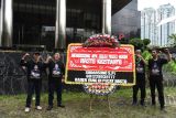 Mantan Wakil Ketua Bidang Kaderisasi dan Ideologi PDI Perjuangan DPC Kabupaten Pemalang Sudarsono (kedua kiri) membawa karangan bunga dukungan untuk KPK di depan Gedung Merah Putih KPK, Jakarta, Senin (17/2/2025). Aksi mantan kader yang dipecat DPP PDI Perjuangani tersebut sebagai bentuk dukungan kepada KPK agar segera memproses hukum Sekretaris Jenderal PDIP Hasto Kristiyanto serta mengapresiasi putusan hakim tunggal Pengadilan Negeri (PN) Jakarta Selatan Djuyamto yang tidak menerima permohonan Praperadilan Hasto. ANTARA FOTO/Indrianto Eko Suwarso/rwa.