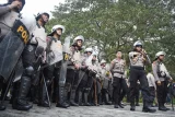 Sejumlah Polisi berjaga saat unjuk rasa mahasiswa di Samarinda, Kalimantan Timur, Senin (17/2/2025). Polresta Samarinda membubarkan unjuk rasa mahasiswa yang melebihi batas waktu terkait penolakan terhadap program Makan Bergizi Gratis (MBG) yang diusung oleh pemerintahan Prabowo-Gibran, serta menuntut pencabutan Instruksi Presiden (Inpres) Nomor 1 Tahun 2025 hingga menolak revisi Undang-Undang Mineral dan Batu Bara (Minerba) yang dinilai merugikan berbagai sektor. Antara Kaltim/M Risyal Hidayat