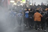 Sejumlah mahasiswa berlarian saat watercanon ditembakkan oleh Polisi untuk membubarkan unjuk rasa di Samarinda, Kalimantan Timur, Senin (17/2/2025). Polresta Samarinda membubarkan unjuk rasa mahasiswa yang melebihi batas waktu terkait penolakan terhadap program Makan Bergizi Gratis (MBG) yang diusung oleh pemerintahan Prabowo-Gibran, serta menuntut pencabutan Instruksi Presiden (Inpres) Nomor 1 Tahun 2025 hingga menolak revisi Undang-Undang Mineral dan Batu Bara (Minerba) yang dinilai merugikan berbagai sektor. Antara Kaltim/M Risyal Hidayat