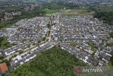 Foto udara rumah subsidi di Perumahan Subsidi Buana Cicalengka Raya, Cicalengka Kabupaten Bandung, Jawa Barat, Selasa (18/2/2025). PT Bank Tabungan Negara (Persero) Tbk telah mengusulkan kepada pemerintah sebagai terobosan untuk meningkatkan penyaluran target tiga juta rumah, di antaranya yakni perubahan skema subsidi atau bantuan pembiayaan perumahan, perpanjangan jangka waktu pembiayaan sehingga angsuran menjadi lebih murah, serta permintaan dukungan untuk alternatif sumber pendanaan selain dari Anggaran Pendapatan dan Belanja Negara (APBN). ANTARA FOTO/Raisan Al Farisi/agr