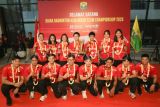Tim Bulu Tangkis Indonesia berfoto bersama setibanya dari China di Terminal 3 Bandara Soekarno Hatta, Tangerang, Banten, Senin (17/2/2025). Tim Bulu Tangkis Indonesia berhasil mengalahkan tuan rumah China 3-1 pada final kejuaraan Badminton Asia Mixed Team Championship (BAMTC) 2025 di Qingdao, China, Minggu (16/2) dan pertama kalinya Indonesia berhasil meraih juara BAMTC sejak turnamen ini digulirkan pada 2017. ANTARA FOTO/Muhammad Iqbal/tom.