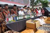 Kapolres Jombang, AKBP Ardi Kurniawan (tengah) menunjukkan miras didampingi tokoh agama saat rilis di Mapolres Kabupaten Jombang, Jawa Timur, Selasa (18/2/2025). Polres Jombang berhasil mengamankan 2,6 ribu botol minuman keras (miras) berbagai merk hasil razia selama lima hari untuk menjaga keamanan dan ketertiban masyarakat (kamtibmas). ANTARA Jatim/Syaiful Arif/mas.