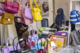 Pelaku usaha menunggu pembeli di salah satu stan UMKM saat gebyar pasar rakyat dan UMKM di Alun-alun Barat Kota Serang, Banten, Rabu (19/2/2025). Acara yang diisi dengan beragam kegiatan seperti bazar UMKM, gebyar pasar rakyat, lomba marawis, kreasi baris berbaris, dan pemeriksaan kesehatan gratis tersebut digelar dalam rangka memeriahkan HUT Ke-17 Partai Gerindra. ANTARA FOTO/Angga Budhiyanto/gp