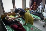 Petugas kesehatan memasang alat kontrasepsi jenis KB implan kepada akseptor di UPT Puskesmas Cibodasari, Kota Tangerang, Banten, Rabu (19/2/2025). Pelayanan KB gratis bagi masyarakat tersebut untuk meningkatkan kesertaan penggunaan metode kontrasepsi jangka panjang pada wanita berupa implan sebagai upaya mewujudkan keluarga kecil yang sejahtera. ANTARA FOTO/Putra M. Akbar/gp