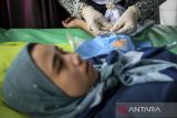 Petugas kesehatan memasang alat kontrasepsi jenis KB implan kepada akseptor di UPT Puskesmas Cibodasari, Kota Tangerang, Banten, Rabu (19/2/2025). Pelayanan KB gratis bagi masyarakat tersebut untuk meningkatkan kesertaan penggunaan metode kontrasepsi jangka panjang pada wanita berupa implan sebagai upaya mewujudkan keluarga kecil yang sejahtera. ANTARA FOTO/Putra M. Akbar/gp