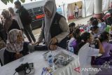 Petugas kesehatan memeriksa tekanan darah warga saat pemeriksaan kesehatan gratis di Alun-alun Barat Kota Serang, Banten, Rabu (19/2/2025). Kementerian Kesehatan terus berupaya meningkatkan kualitas layanan cek kesehatan gratis (CKG) melalui evaluasi rutin yang meliputi aspek pelayanan, ketersediaan alat, serta keluhan masyarakat sehingga dapat memberikan manfaat maksimal bagi para penerima program. ANTARA FOTO/Angga Budhiyanto/gp