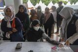 Petugas kesehatan memeriksa tekanan darah warga saat pemeriksaan kesehatan gratis di Alun-alun Barat Kota Serang, Banten, Rabu (19/2/2025). Kementerian Kesehatan terus berupaya meningkatkan kualitas layanan cek kesehatan gratis (CKG) melalui evaluasi rutin yang meliputi aspek pelayanan, ketersediaan alat, serta keluhan masyarakat sehingga dapat memberikan manfaat maksimal bagi para penerima program. ANTARA FOTO/Angga Budhiyanto/gp