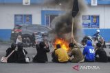 Sejumlah mahasiswa Universitas Islam Negeri Sultan Maulana Hasanuddin Banten mengangkat poster saat melakukan aksi di Jalan Ciceri Raya, Kota Serang, Banten, Rabu (19/2/2025). Aksi yang digelar dengan menutup jalan protokol tersebut sebagai bentuk protes untuk menyoroti perbaikan pendidikan, kesehatan, dan Upah Minimum Kabupaten/Kota. ANTARA FOTO/Muhammad Bagus Khoirunas/gp