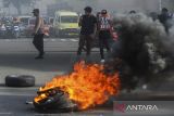 Sejumlah mahasiswa Universitas Islam Negeri Sultan Maulana Hasanuddin Banten mengangkat poster saat melakukan aksi di Jalan Ciceri Raya, Kota Serang, Banten, Rabu (19/2/2025). Aksi yang digelar dengan menutup jalan protokol tersebut sebagai bentuk protes untuk menyoroti perbaikan pendidikan, kesehatan, dan Upah Minimum Kabupaten/Kota. ANTARA FOTO/Muhammad Bagus Khoirunas/gp