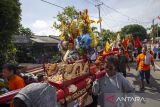 Warga memikul patung dewa-dewi saat Kirab Budaya Sejit Dewa Bumi di Indramayu, Jawa Barat, Rabu (19/2/2025). Kirab yang diselenggarakan pengurus kelenteng An Tjeng Bio dengan merangkul kelompok kesenian tradisional lokal tersebut diharapkan dapat memberi keselamatan, kedamaian dan keutuhan NKRI. ANTARA FOTO/Dedhez Anggara/agr
