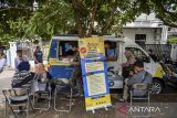 Petugas Dinas Penanaman Modal dan Pelayanan Terpadu Satu Pintu melayani warga yang akan membuat Nomor Induk Berusaha (NIB) saat pelayanan jemput bola di Jalan Nilem, Bandung, Jawa Barat, Rabu (19/2/2025). Pemerintah Kota Bandung melakukan pelayanan jemput bola bagi masyarakat yang akan membuat NIB dalam upaya meningkatkan akses dan kenyamanan bagi pelaku usaha mikro melalui program Sakedap (Sarana Anjungan Kemudahan Perizinan). ANTARA FOTO/Raisan Al Farisi/agr