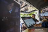 Petugas Dinas Penanaman Modal dan Pelayanan Terpadu Satu Pintu melayani warga yang akan membuat Nomor Induk Berusaha (NIB) saat pelayanan jemput bola di Jalan Nilem, Bandung, Jawa Barat, Rabu (19/2/2025). Pemerintah Kota Bandung melakukan pelayanan jemput bola bagi masyarakat yang akan membuat NIB dalam upaya meningkatkan akses dan kenyamanan bagi pelaku usaha mikro melalui program Sakedap (Sarana Anjungan Kemudahan Perizinan). ANTARA FOTO/Raisan Al Farisi/agr
