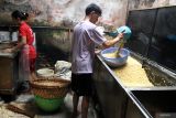 Pekerja mengolah kedelai untuk dijadikan tempe di sentra industri tempe Sanan, Malang, Jawa Timur, Rabu (19/2/2025). Pemerintah terus berupaya meningkatkan nilai ekspor tempe yang menurut catatan Kementerian Perindustrian pada tahun 2024 mencapai  3,84 juta dollar Amerika Serikat dengan memfasilitasi kerjasama distributor lokal dengan negara tujuan ekspor, memfasilitasi pelaku industri memenuhi standar ekspor serta melakukan promosi di pameran internasional guna meningkatkan nilai ekspor tempe yang terus meningkat dan mencapai ANTARA Jatim/Ari Bowo Sucipto/mas.