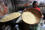 Pekerja mengolah kedelai untuk dijadikan tempe di sentra industri tempe Sanan, Malang, Jawa Timur, Rabu (19/2/2025). Pemerintah terus berupaya meningkatkan nilai ekspor tempe yang menurut catatan Kementerian Perindustrian pada tahun 2024 mencapai  3,84 juta dollar Amerika Serikat dengan memfasilitasi kerjasama distributor lokal dengan negara tujuan ekspor, memfasilitasi pelaku industri memenuhi standar ekspor serta melakukan promosi di pameran internasional guna meningkatkan nilai ekspor tempe yang terus meningkat dan mencapai ANTARA Jatim/Ari Bowo Sucipto/mas.