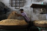 Pekerja mencampur ragi dengan kedelai dalam proses pemuatan tempe di sentra industri tempe Sanan, Malang, Jawa Timur, Rabu (19/2/2025). Pemerintah terus berupaya meningkatkan nilai ekspor tempe yang menurut catatan Kementerian Perindustrian pada tahun 2024 mencapai  3,84 juta dollar Amerika Serikat dengan memfasilitasi kerjasama distributor lokal dengan negara tujuan ekspor, memfasilitasi pelaku industri memenuhi standar ekspor serta melakukan promosi di pameran internasional guna meningkatkan nilai ekspor tempe yang terus meningkat dan mencapai ANTARA Jatim1/Ari Bowo Sucipto/mas.