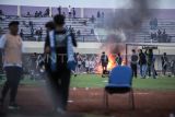 Suporter Persela Lamongan memasuki lapangan pada pertandingan Liga 2 antara Persela Lamongan melawan Persijap Jepara di Stadion Tuban Sport Center, Tuban, Jawa Timur, Selasa (18/2/2024). Pertandingan tersebut dihentikan di menit ke-79 dikarenakan suporter Persela memasuki lapangan dan merusak sejumlah fasilitas stadion. ANTARA FOTO/Rizal Hanafi/foc.