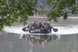 Prajurit Korps Marinir TNI AL mendayung perahu karet dalam lomba pentathlon di Kesatrian Marinir R. Suhadi Gedangan, Sidoarjo, Jawa Timur, Kamis (20/2/2025). Lomba tersebut bertujuan untuk meningkatkan kemampuan fisik prajurit Korps Marinir yang profesional sebagai pasukan pendarat yang siap menghadapi tantangan. Antara Jatim/Umarul Faruq